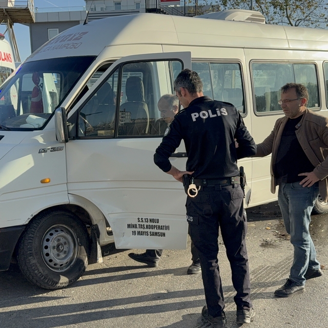 Samsun'da minibüs ile otomobil çarpıştı: 1 yaralı