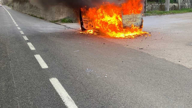 Otomobil, alev topuna döndü