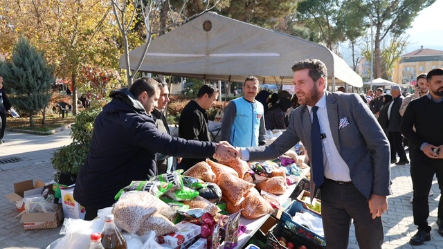 Başkan Tatık Gazze için düzenlenen hayır çarşısını gezdi