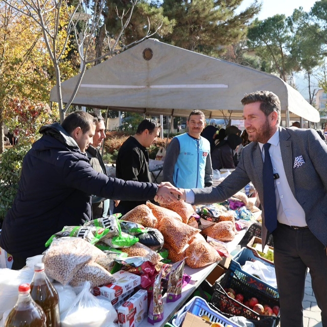 Başkan Tatık Gazze için düzenlenen hayır çarşısını gezdi