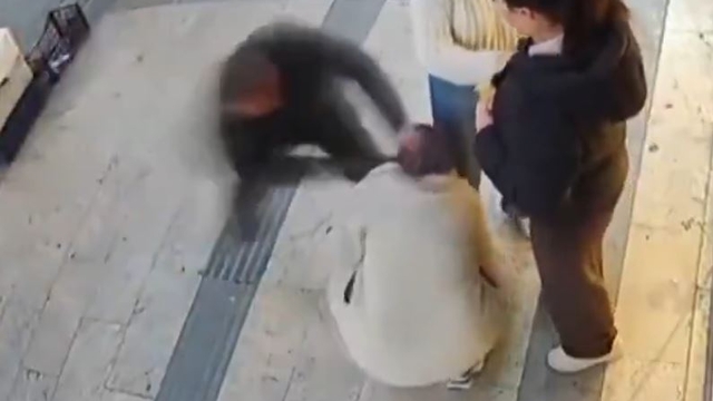 Boşanma aşamasındaki eşi tarafından bıçaklandı; saldırı kamerada