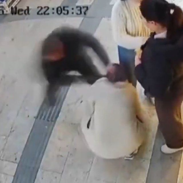 Boşanma aşamasındaki eşi tarafından bıçaklandı; saldırı kamerada