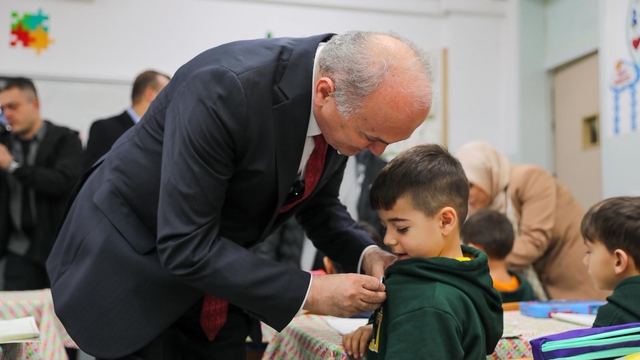 Temiz Şehir Düzce kampanyası okul buluşmalarıyla sürüyor
Minik çevre kahramanlarına rozet takıldı