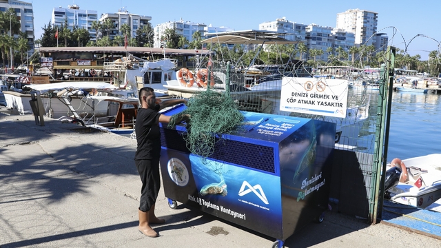 Mersin'de balıkçı ağları geri dönüşüme kazandırılıyor
Mersin Büyükşehir Belediyesince başlatılan 'Denizleri Ağlatmayın' projesi kapsamında toplanan ağlar geri dönüştürülerek balıkçılara yeni malzeme olarak geri verilecek