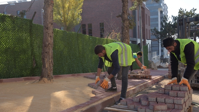 Yeni cadde ve sokaklar ulaşıma açılıyor, kaldırımlar yenileniyor