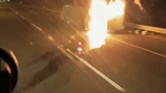 Ortaokul öğrencilerini taşıyan otobüs alevlere teslim oldu