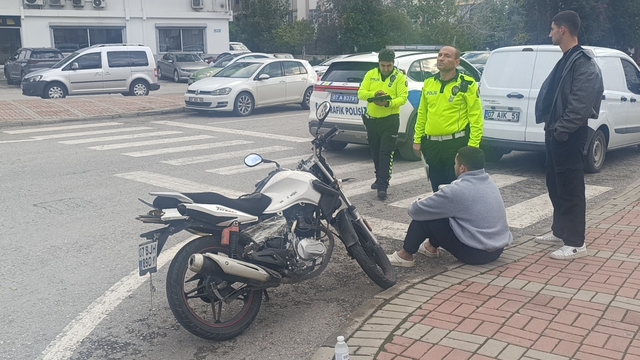 Otomobille çarpışan motosikletli tedaviyi kabul etmedi