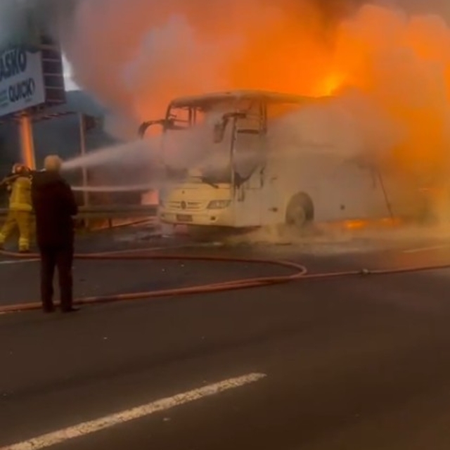 Ortaokul öğrencilerini taşıyan otobüs, alev topuna döndü