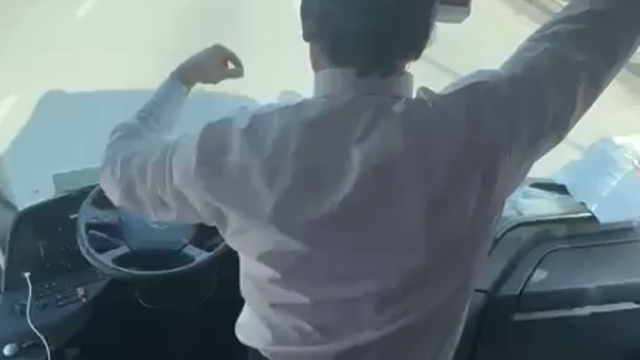 Taraftar otobüsü şoförü, direksiyonu bırakıp oynadı