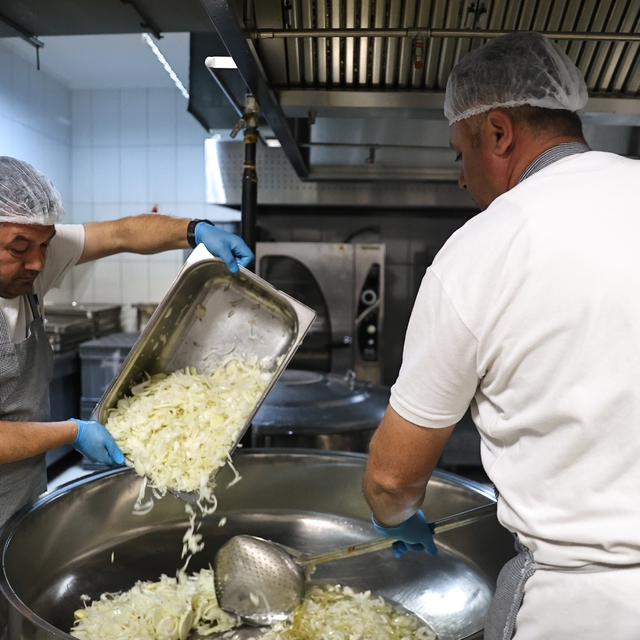 Alanya Aşevi'nden ihtiyaç sahiplerine günde 2 öğün sıcak yemek