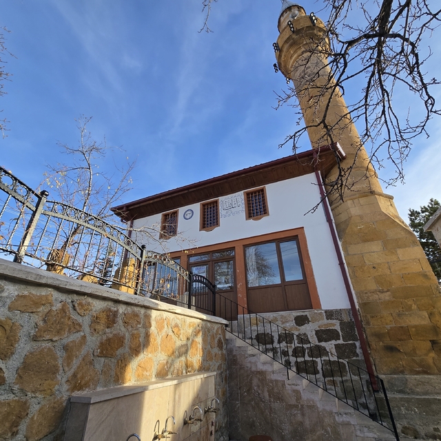 Tekke Arapdede Camii asırlık tarihiyle ziyaretçilere ve cemaate kapısını aç...