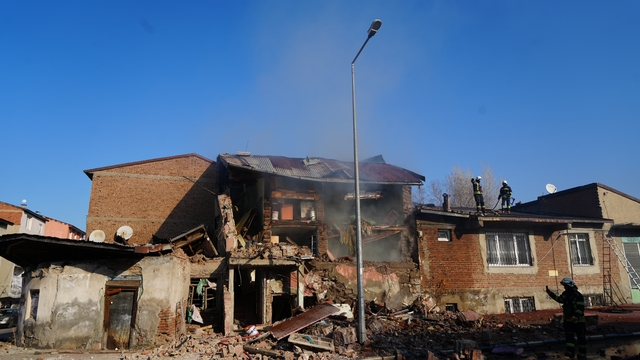 Erzurum'da doğalgaz patlaması: 2 ev çöktü, 1 yaralı
Palen doğalgaz ekipleri ihbarlara müdahale etmekte yetersiz kaldı