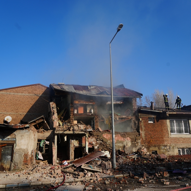Erzurum'da doğalgaz patlaması: 2 ev çöktü, 1 yaralı
Palen doğalgaz ekipleri...