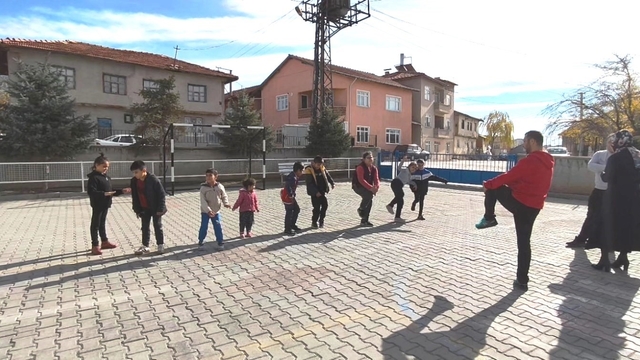 Altıntaş Zafer İlkokulu'nda özel öğrencilerin sabah sporu coşkusu