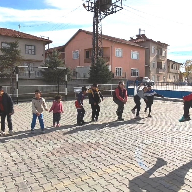 Altıntaş Zafer İlkokulu'nda özel öğrencilerin sabah sporu coşkusu