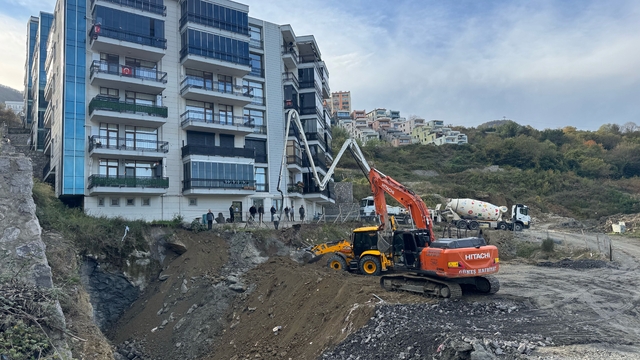 Bartın'da apartmanın tahliye edildiği göçük alanında dolgu çalışması yapılıyor