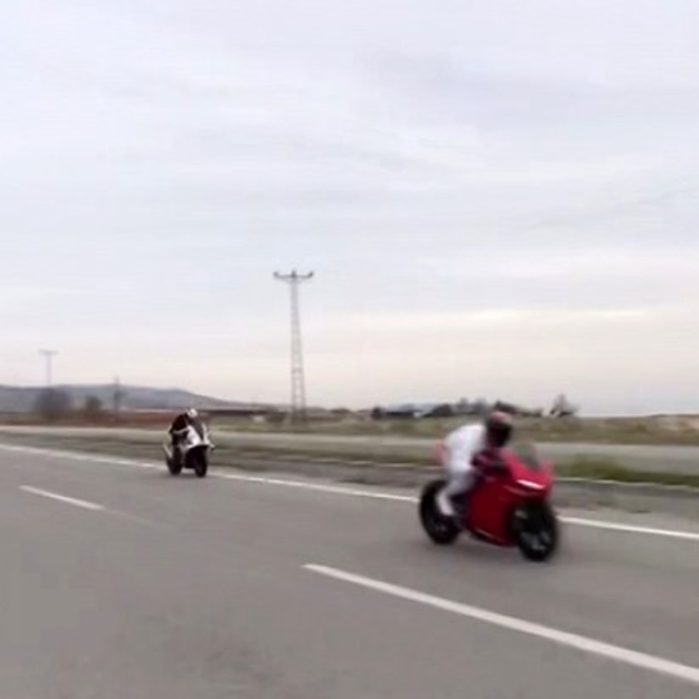 Saatte 200 kilometre hızı geçen motosikletlerin caddede yaptığı yarış korku...