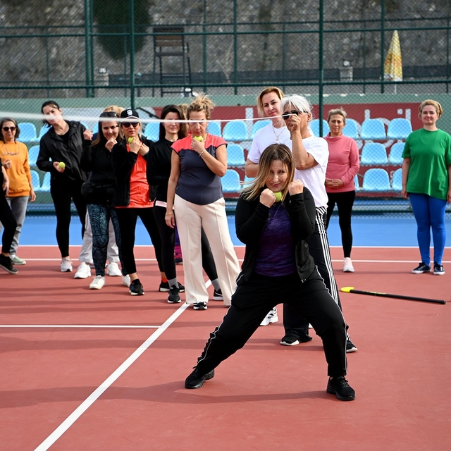 Kuşadası'nda kadınlara 'Yakın Savunma Teknikleri' eğitimi verildi