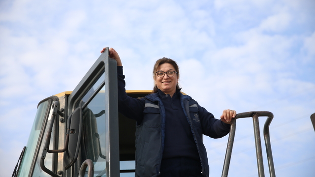 Kocası ve oğlunun karşı çıkmasına rağmen dozer operatörü oldu