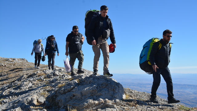 Yamaç paraşütü tutkunları Cudi Dağı'nın semalarında süzüldü