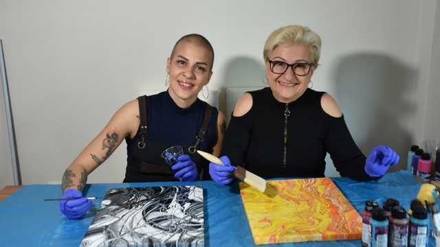 Meme kanseriyle mücadele eden anne-kız sanatla moral buluyor