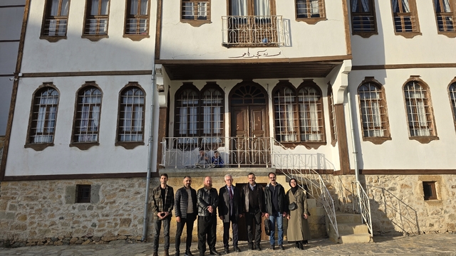 Yozgatlı Hattat Mehmet Fenni Efendi'nin eserleri oluşturulacak müze ile hat severlerle buluşturulacak
Divan Edebiyatı'nın ünlü ismi Mehmet Fenni Efendi'nin 30 el yazma eseri ile 280 hat çalışması, Yozgat'ta Cevizli konağında oluşturulacak müzede hat severlerle buluşturulacak