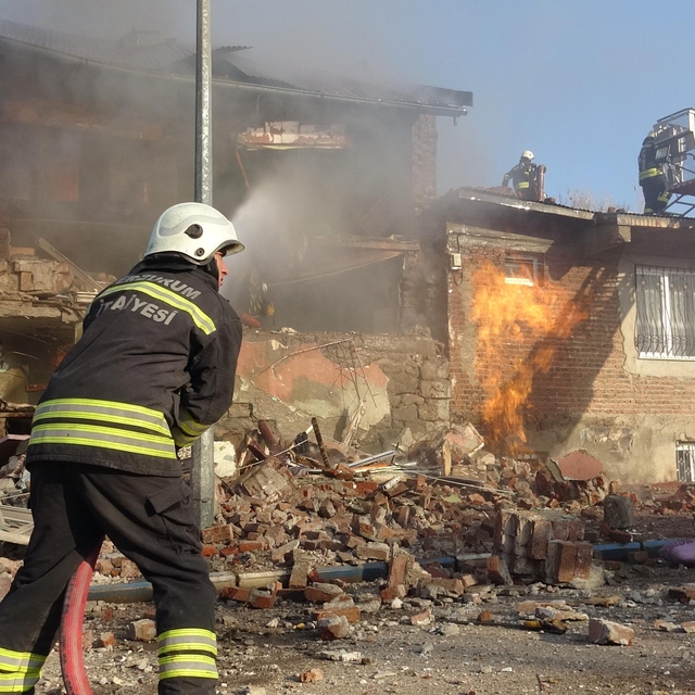 Erzurum'da doğal gaz kaynaklı patlama; 2 katlı binanın bir kısmı çöktü