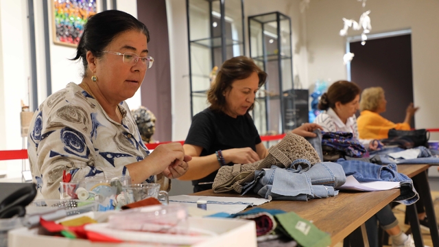 İleri dönüşüm ile eski kıyafetler ve tekstil atıkları değerleniyor
Büyükşehir Belediyesi'nin yetişkinlere yönelik atölyeleri sürüyor