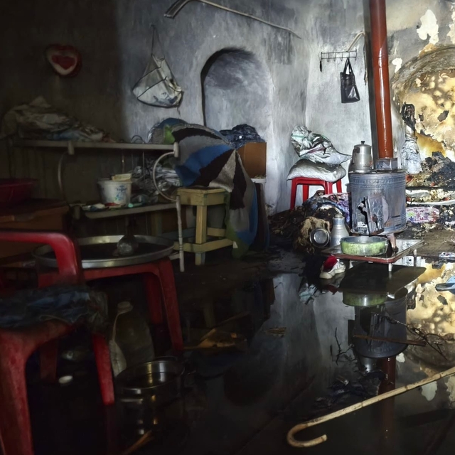 Evdeki odun sobasından çıktığı değerlendirilen yangında 80 yaşındaki kadın...