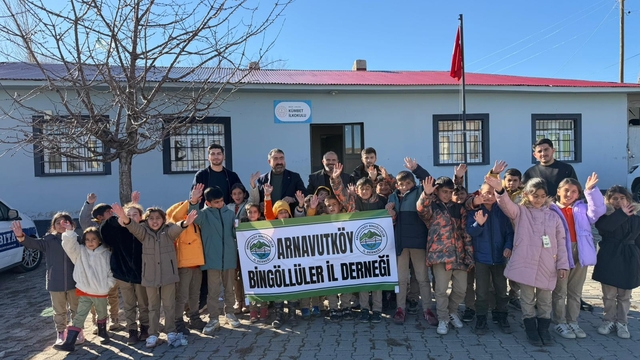 Karlıova'da öğrencilere giyim yardımı yapıldı