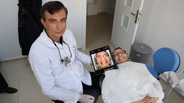 Depremlerden etkilendi, diş tedavisinde implantı rafa kaldıracak cam fiber uygulamasını geliştirdi
Prof. Dr. İhsan Hubbezoğlu'nun implant uygulamasını ortadan kaldıracak cam fiber uygulamasıyla yüzlerce hasta, aynaya bile bakamazken inci gibi dişlere sahip oldu