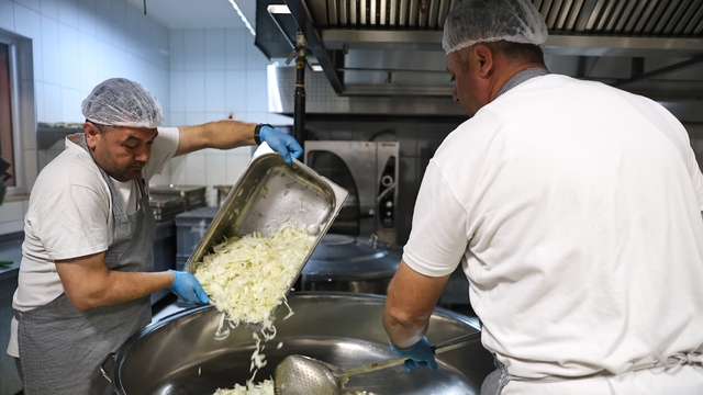 Alanya Aşevi'nden ihtiyaç sahiplerine günde 2 öğün sıcak yemek