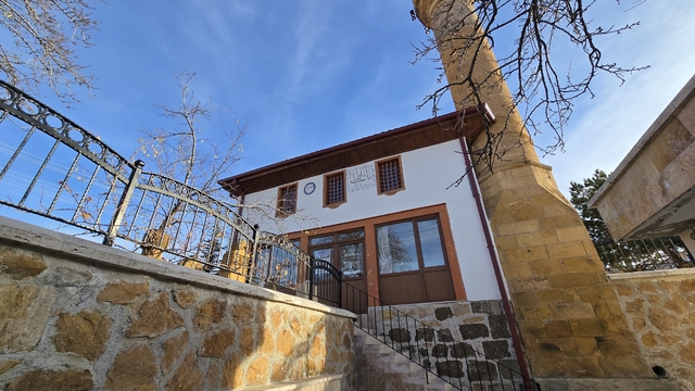 Tekke Arapdede Camii asırlık tarihiyle ziyaretçilere ve cemaate kapısını açıyor