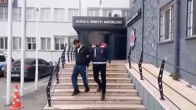 120 saatlik kamera incelemesi, dolandırıcının maskesini düşürdü
Tıbbı maske takıp yaşlı vatandaşları dolandıran şüpheli yakalandı