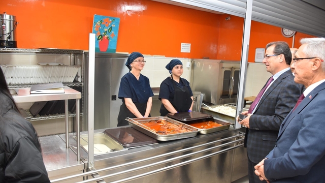 Kaymakam Güldoğan pansiyonda öğrencilerle yemek yedi