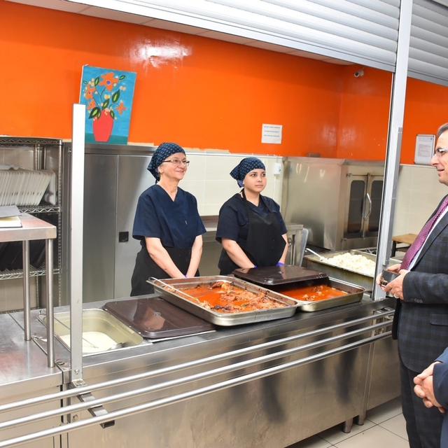 Kaymakam Güldoğan pansiyonda öğrencilerle yemek yedi