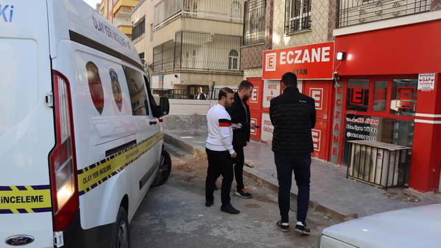 Şanlıurfa'da silahlı saldırı düzenlenen eczanede hasar oluştu