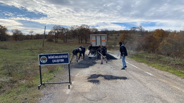 İnönü'de asfalt onarım çalışmaları son sürat devam ediyor