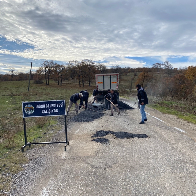 İnönü'de asfalt onarım çalışmaları son sürat devam ediyor