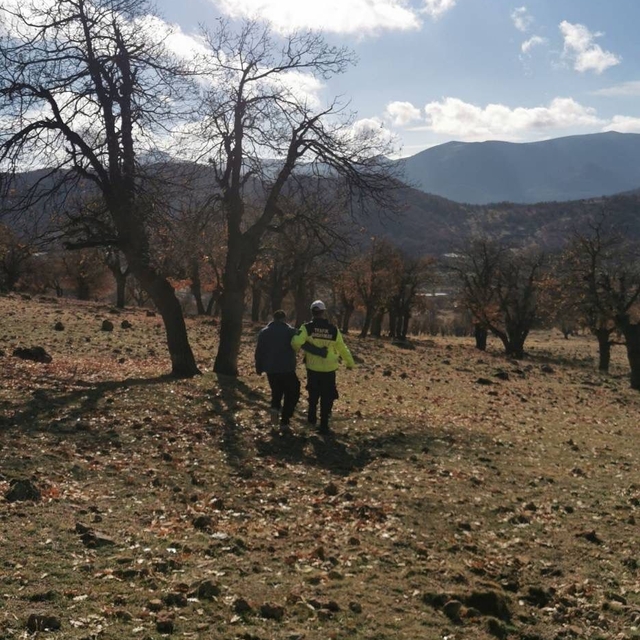 Dağlık alanda kaybolan genci jandarma buldu
