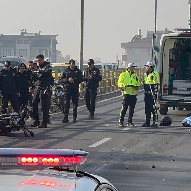İki aracın arasından geçerken TIR'ın altında kalan motosikletli öldü