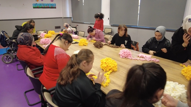 Özel gereksinimli çocuklar sevgi evlerindeki yaşıtları için atkı ördü