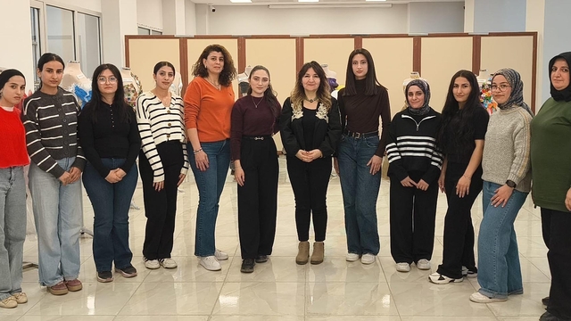 Atık materyallerden giysi tasarladılar