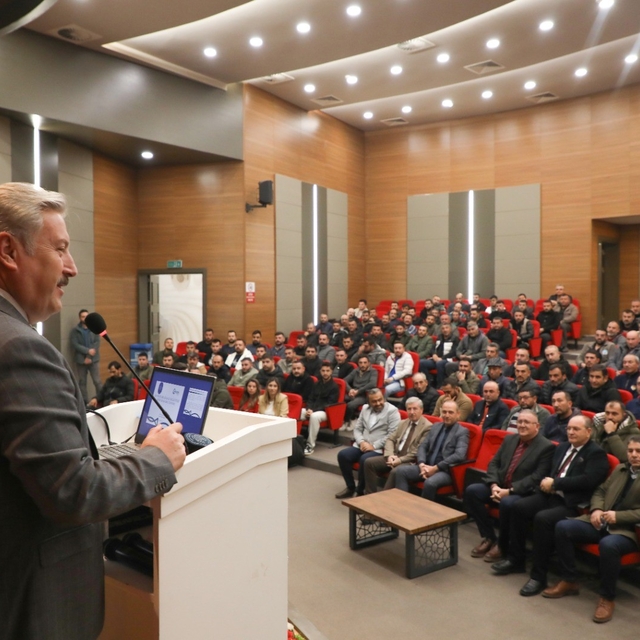 Melikgazi Belediyesi Park ve Bahçeler personeline 'Ağaç Bakım Sırları' anla...