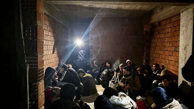 Kaçmak için inşaatta gizlenen 28 kaçak göçmen yakalandı