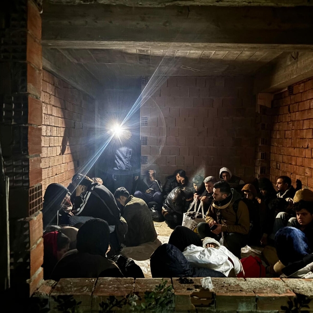 Kaçmak için inşaatta gizlenen 28 kaçak göçmen yakalandı