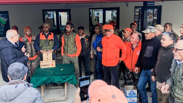 Mahsullerini korumak isteyen üreticiler domuzlarla mücadele ediyor
Başkan Arslan; "Çameli Belediyesi olarak her zaman avcılarımızın yanındayız"