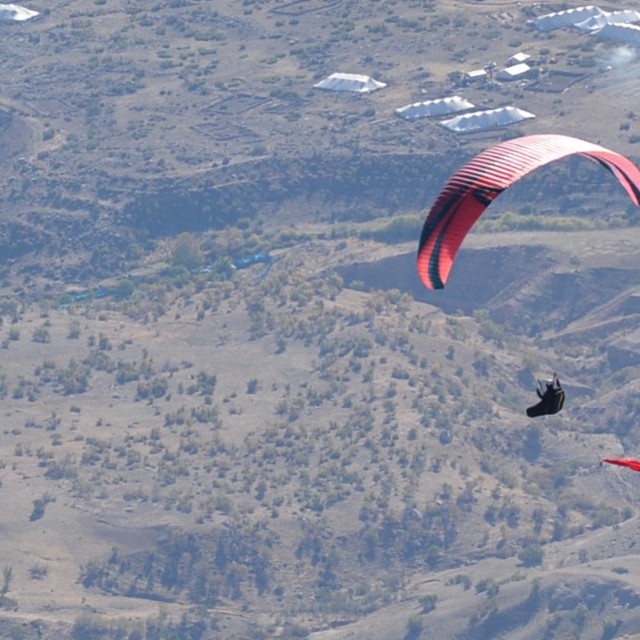 Cudi Dağı'nda yamaç paraşütü yaptılar; pilotlar Türk bayrağı açtı