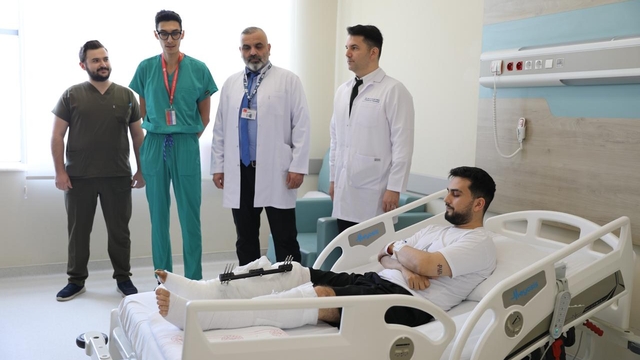 Kütahya'da bacağında kırık bulunan kişi, mikrocerrahi yöntemiyle sağlığına kavuştu