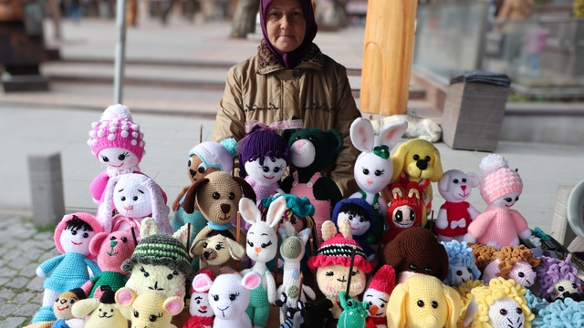 El emeğiyle ördüğü bebekleri satarak ev ekonomisine katkı sunuyor
İnternetten ilham alıyor, yabancı turistlerle çeviri uygulaması kullanarak anlaşıyor
"Bazı modellere internetten bakıp ilham alıyorum"